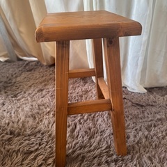 木製スツールの画像