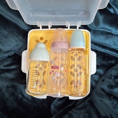 ピジョンレンジ消毒器と哺乳瓶３本のセットの画像