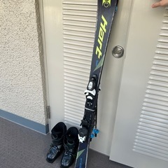 スキー板とブーツ、ストックの画像