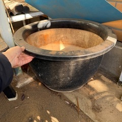 巨大な陶器の鉢の画像