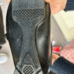 スキー板とブーツ、ストックの画像