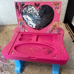 幼児向け化粧台と椅子のセットの画像