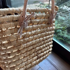 大きめの天然素材のバスケットの画像