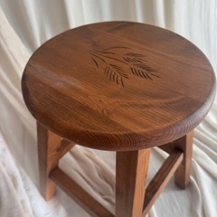 木製スツールの画像