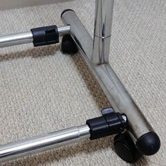 【無料】衣類収納 ハンガーラック 伸縮式 メタルパイプハンガー キャスター付きの画像