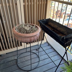 【0円・早い方優先】ベランダ一式まとめて（植物・プランター・木製棚ほか）の画像
