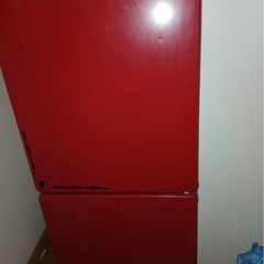 赤い冷蔵庫の画像