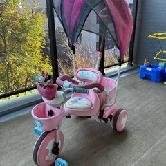 ミニーの三輪車とアップリカのベビーカーの画像