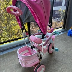 ミニーの三輪車とアップリカのベビーカーの画像