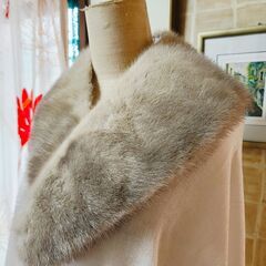 滑らかな銀色のアラスカミンク。パシュミナと贅沢コラボの逸品、いかがでしょうか？の画像