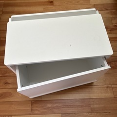 小さいお子様の机にも！白い引き出し収納の画像