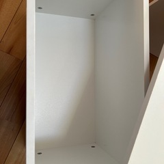 小さいお子様の机にも！白い引き出し収納の画像