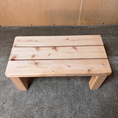 白木の踏み台、腰掛け、椅子の画像