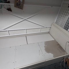 ニトリベッド　収納付きベッド　ヘアオイル溢れの染みあり(見えない部分)の画像