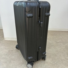 リモワのスーツケースの画像