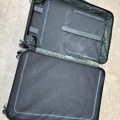 リモワのスーツケースの画像