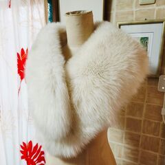 ROYAL フォックスファー。清楚な華やぎを持つたっぷりファーストール、いかがでしょうか？の画像