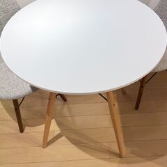 北欧風ダイニングテープルとチェア２脚の画像
