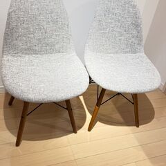 北欧風ダイニングテープルとチェア２脚の画像