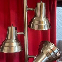 電気スタンド    ライト3つの画像