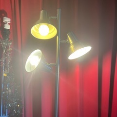 電気スタンド    ライト3つの画像