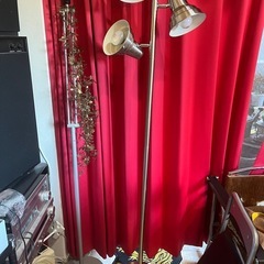 電気スタンド    ライト3つの画像