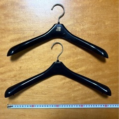 ハンガーmax15本　黒色　肩丸みアリ　金属フック回転可動式の画像