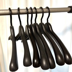 黒ハンガー7本　肩丸みアリ　フック回転可動式プラスチック製の画像