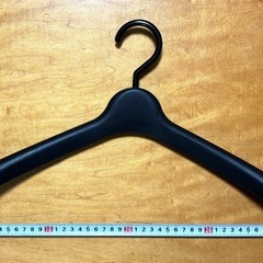 黒ハンガー7本　肩丸みアリ　フック回転可動式プラスチック製の画像