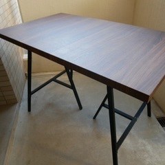 木目調ダイニングテーブルの画像