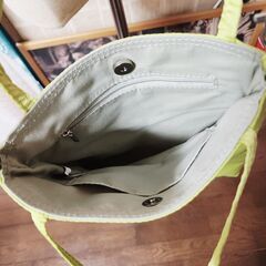 ∑ノンブランドですが美しい萌黄色。ショルダー＆ハンドバッグで使用できるお品、いかがでしょうか？の画像