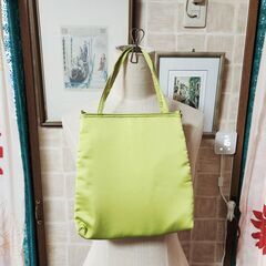 ∑ノンブランドですが美しい萌黄色。ショルダー＆ハンドバッグで使用できるお品、いかがでしょうか？の画像