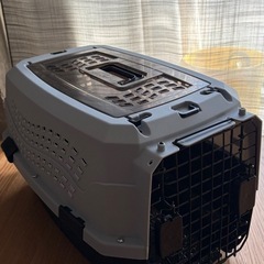 カインズ(CAINZ) ペットハウスにもなるツインドアキャリー M 幅39cm 奥行57cm 高さ33cm ペッツワン Pet’sOne 扉が外せる IATA基準対応 猫 犬 ケース ハードクレートの画像