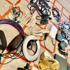 HDMI、ヘッドセット、モバイルバッテリー等々の画像