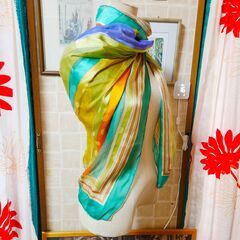 GIVENCHY(ジバンシィ) シルク100％。超大判贅沢スカーフ、いかがでしょうか？の画像