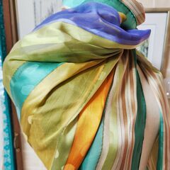 GIVENCHY(ジバンシィ) シルク100％。超大判贅沢スカーフ、いかがでしょうか？の画像