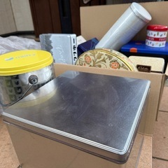 空き缶や空き箱の画像