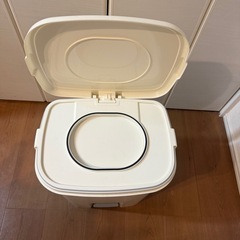 足踏み式ゴミ箱の画像