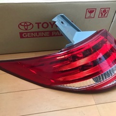 A⭐️美品⭐️トヨタエスティマ純正🟪テールライト一式🟪車体型式：ACR50W🟪新車購入後、約半年で純正クリアテールに交換したので、トヨタ専用純正箱に入れて室内のクローゼットに保管していました🟪の画像