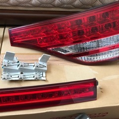 A⭐️美品⭐️トヨタエスティマ純正🟪テールライト一式🟪車体型式：ACR50W🟪新車購入後、約半年で純正クリアテールに交換したので、トヨタ専用純正箱に入れて室内のクローゼットに保管していました🟪の画像