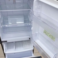 (送料無料) 2020年 極美品 冷蔵庫 SHARP 137L 霜取り不要 どっちもヒンジ 耐熱１００℃テーブル ④の画像