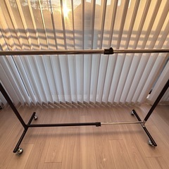 【無料でお譲りします】】伸縮できるハンガーラックの画像