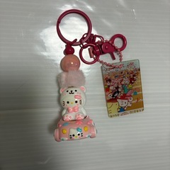 ラブブキーホルダーとキティのキーホルダーの画像