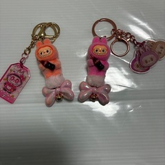 ラブブキーホルダーとキティのキーホルダーの画像