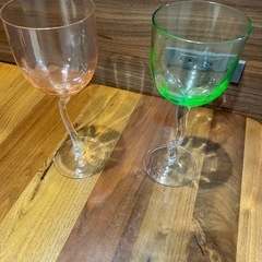 【未使用】おしゃれなデザインワイングラス 2客セット（ピンク・グリーンの画像