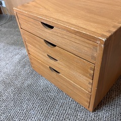 木の引き出し4段の画像