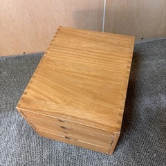 木の引き出し4段の画像