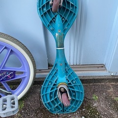 一輪車とブレイドボードの画像