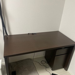 机と引き出しの画像