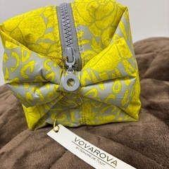 コロンとした形の軽くて大容量なポーチの画像